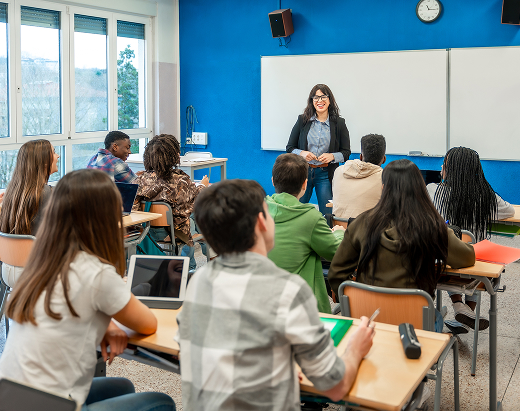 schule-lehrerin-unterricht-schueler-klassenzimmer